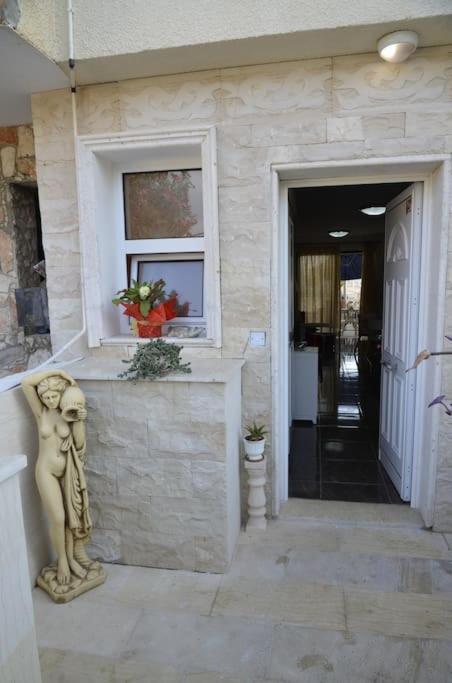 Isabella Court Townhouse Near Venus Beach And Lidl Paphos Exterior foto