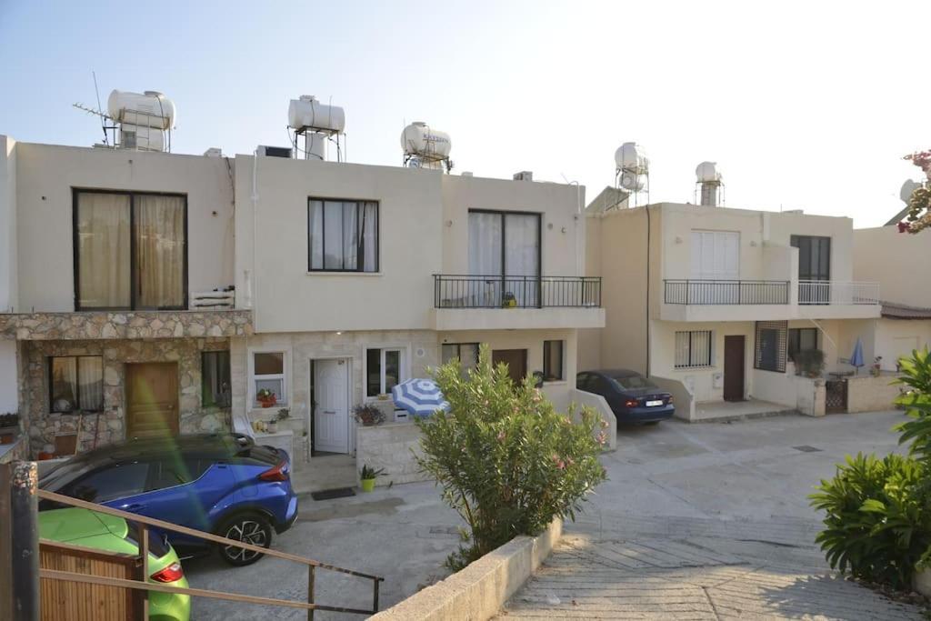 Isabella Court Townhouse Near Venus Beach And Lidl Paphos Exterior foto